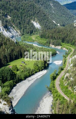 Rhin antérieur serpente à travers les gorges du Rhin, Ruinaulta, près de Versam, Grisons, Suisse Banque D'Images