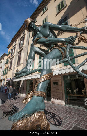 Pise, statua in bronzo raffigurante Ulisse nel centro storico Banque D'Images