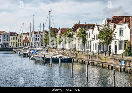 Va, les Pays-Bas, le 9 octobre 2019 : vue depuis le nord-est le long du port de la vieille ville pittoresque et ses maisons en brique de plâtre et de voiliers modernes Banque D'Images