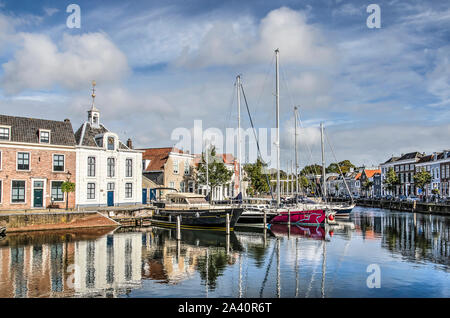 Va, les Pays-Bas, le 9 octobre 2019 : vue depuis le sud-ouest le long de l'eau réfléchissante du port de la vieille ville avec ses maisons historiques et moder Banque D'Images