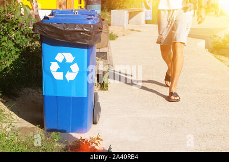 La collecte des déchets. Concept de recyclage des déchets. Conteneurs bleus pour traitement de déchets. La lumière du soleil. Banque D'Images