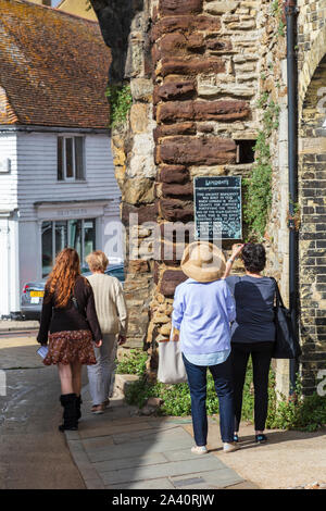 Les visiteurs de seigle dans l'East Sussex regardez les Landgare, la dernière entrée fortifiée de cette ville historique, UK Banque D'Images