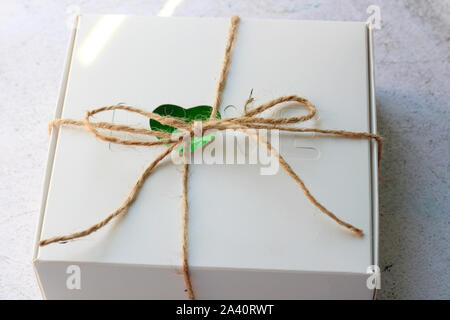 Boîte en carton blanc avec le mot amour ligoté avec une corde Banque D'Images