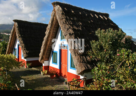 Santana traditionnelles maisons sur l'île de Madère, illuminée par le soleil. Les maisons sont typiques de l'île. Banque D'Images
