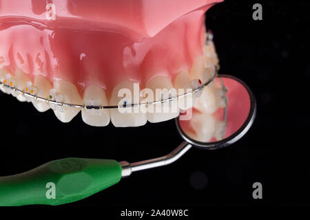 Appareil dentaire avec miroir, fond noir Banque D'Images