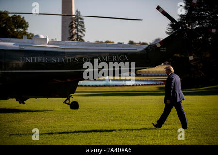 Washington, USA. 10 Oct, 2019. Le Président américain Donald Trump quitte la Maison Blanche à Washington, DC, États-Unis, le 10 octobre 2019. Le Président américain Donald Trump a dit jeudi qu'il espère jouer un rôle de médiateur entre la Turquie et les Kurdes de Syrie, et a également menacé de punir la Turquie si son offensive dans le nord-est de la Syrie va au-delà des limites. Credit : Ting Shen/Xinhua/Alamy Live News Banque D'Images