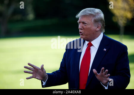 Washington, USA. 10 Oct, 2019. Le Président américain Donald Trump s'adresse aux journalistes avant de quitter la Maison Blanche à Washington, DC, États-Unis, le 10 octobre 2019. Le Président américain Donald Trump a dit jeudi qu'il espère jouer un rôle de médiateur entre la Turquie et les Kurdes de Syrie, et a également menacé de punir la Turquie si son offensive dans le nord-est de la Syrie va au-delà des limites. Credit : Ting Shen/Xinhua/Alamy Live News Banque D'Images