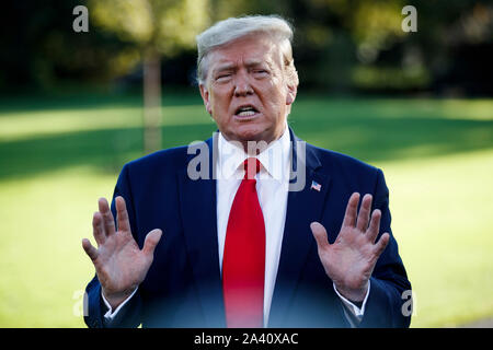 Washington, USA. 10 Oct, 2019. Le Président américain Donald Trump s'adresse aux journalistes avant de quitter la Maison Blanche à Washington, DC, États-Unis, le 10 octobre 2019. Le Président américain Donald Trump a dit jeudi qu'il espère jouer un rôle de médiateur entre la Turquie et les Kurdes de Syrie, et a également menacé de punir la Turquie si son offensive dans le nord-est de la Syrie va au-delà des limites. Credit : Ting Shen/Xinhua/Alamy Live News Banque D'Images