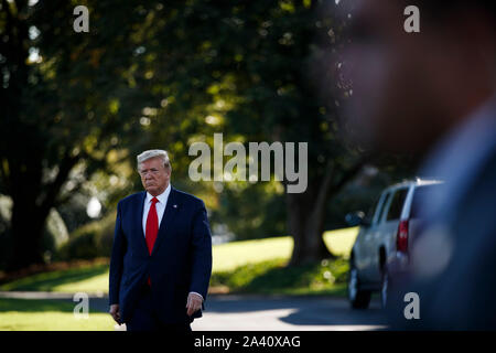Washington, USA. 10 Oct, 2019. Le Président américain Donald Trump quitte la Maison Blanche à Washington, DC, États-Unis, le 10 octobre 2019. Le Président américain Donald Trump a dit jeudi qu'il espère jouer un rôle de médiateur entre la Turquie et les Kurdes de Syrie, et a également menacé de punir la Turquie si son offensive dans le nord-est de la Syrie va au-delà des limites. Credit : Ting Shen/Xinhua/Alamy Live News Banque D'Images