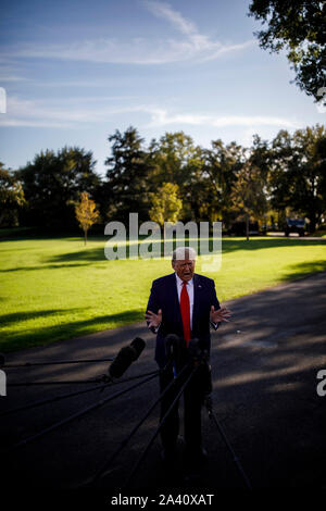 Washington, USA. 10 Oct, 2019. Le Président américain Donald Trump s'adresse aux journalistes avant de quitter la Maison Blanche à Washington, DC, États-Unis, le 10 octobre 2019. Le Président américain Donald Trump a dit jeudi qu'il espère jouer un rôle de médiateur entre la Turquie et les Kurdes de Syrie, et a également menacé de punir la Turquie si son offensive dans le nord-est de la Syrie va au-delà des limites. Credit : Ting Shen/Xinhua/Alamy Live News Banque D'Images