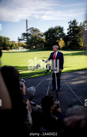 Washington, USA. 10 Oct, 2019. Le Président américain Donald Trump s'adresse aux journalistes avant de quitter la Maison Blanche à Washington, DC, États-Unis, le 10 octobre 2019. Le Président américain Donald Trump a dit jeudi qu'il espère jouer un rôle de médiateur entre la Turquie et les Kurdes de Syrie, et a également menacé de punir la Turquie si son offensive dans le nord-est de la Syrie va au-delà des limites. Credit : Ting Shen/Xinhua/Alamy Live News Banque D'Images