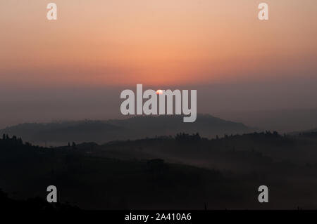 Lever du soleil dans un matin brumeux - San Gimignano Toscane Italie Banque D'Images