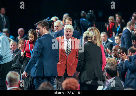 © Chris Bull. 02/11/19 Manchester , Royaume-Uni. 2019 Conférence du parti conservateur à Manchester Central. Premier ministre Boris Johnson livre son discours sur le dernier jour de la conférence (aujourd'hui mercredi 2 octobre 2019). Le père de Boris Johnson Stanley Johnson avant le discours. Crédit photo : CHRIS BULL Banque D'Images