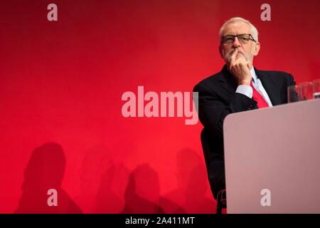 © Chris Bull. 23/09/19 BRIGHTON , Royaume-Uni. Conférence annuelle du Parti travailliste à Brighton, 2019. John McDonnell MP , Shadow Chancelier de l'Échiquier est représenté aujourd'hui (lundi 23 septembre) prononce son discours de conférence. Jeremy Corbyn sur scène lors de discours crédit photo : CHRIS BULL Banque D'Images