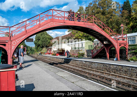 Goathland Station, NORTH YORK MOORS RAILWAY PASSERELLE RELIANT PLAFORMS À GOATHLAND STATION. Banque D'Images