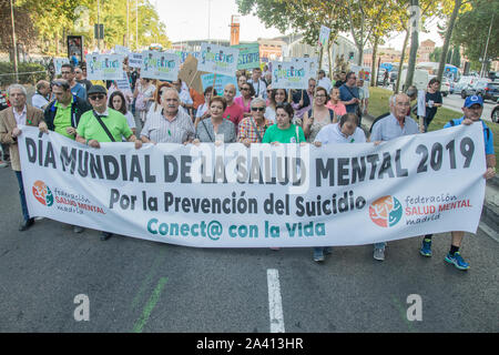 Madrid, Espagne. 10 Oct, 2019. La Journée mondiale de la santé mentale 2019 pour la prévention du suicide. Chaque année, environ 800 000 personnes meurent de cette cause, et bien d'autres tentatives de suicide. Chaque suicide est une tragédie qui touche une famille, une communauté ou un pays tout entier et a des conséquences durables sur les personnes proches de la victime. Le suicide ne respecte pas l'âge et est la deuxième cause de décès chez les jeunes âgés de 15 à 29 ans. (Photo par Alberto Sibaja/Pacific Press) Credit : Pacific Press Agency/Alamy Live News Banque D'Images