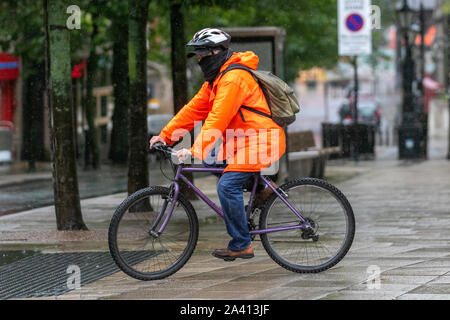 Vélo sous la pluie à Preston, Lancashire.Météo Royaume-Uni.11th octobre 2019.Royaume-Uni douches lourdes et pluie torrentielle dans le centre-ville de Preston.Un départ très humide dans le nord-ouest, avec de la pluie particulièrement lourde sur les conditions météorologiques de douche de sol plus élevé est prévu tout au long de la journée.Avertissement du bureau de la réunion : deux semaines de pluie à frapper en une journée.Crédit : MediaWorldImages/AlamyLiveNews Banque D'Images