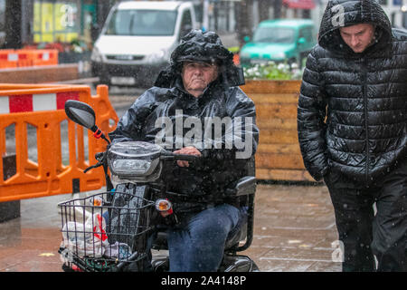 Preston, Lancashire. Météo britannique. 11 octobre, 2019. UK de fortes averses et des pluies torrentielles dans le centre-ville de Preston. Un début très humide dans le nord-ouest , avec la pluie particulièrement lourd sur un terrain plus élevé averses est prévu tout au long de la journée. Met Office à deux semaines d'avertissement de pluie pour frapper en une seule journée. /AlamyLiveNews MediaWorldImages Crédit : Banque D'Images