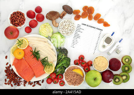 Les aliments à faible index glycémique pour les diabétiques avec équipement de test de glycémie autopiqueur &. Les aliments de santé inférieur à 55 sur l'index de GI. Banque D'Images