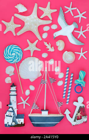 Symboles de l'arrière-plan d'été avec les coquillages, candy lollipop et dummy, Seagull, voiliers et de l'ancre. Maison de vacances concept à thème. Banque D'Images