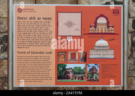 DELHI, INDE, un panneau d'information sur la tombe de Sikandar Lodi dans le célèbre jardins Lodhi Banque D'Images