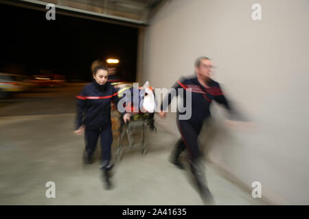 21 décembre 2018 : Manosque, France. 24 décembre 2019. Ambulance paramedics se précipiter dans l'hôpital avec trois personnes blessées dans un accident de la route. L'hôpital de Manosque est extrêmement occupé car la ville est entourée de villages qui n'ont pas d'hôpitaux. Service d'urgence et son personnel traitent annuellement environ 35 000 patients Crédit : Louai Barakat/IMAGESLIVE/ZUMA/Alamy Fil Live News Banque D'Images