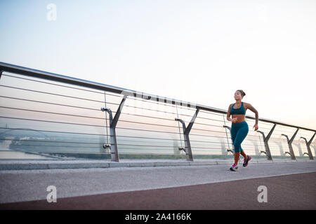 L'excès de peau foncée woman running le matin Banque D'Images