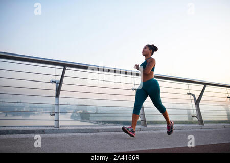 Dark-skinned woman enjoying matin exécuter leggings Banque D'Images