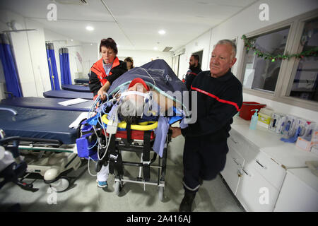 21 décembre 2018 : Manosque, France. 24 décembre 2019. Ambulance paramedics prendre à l'hôpital trois personnes blessées dans un accident de la route. L'hôpital de Manosque est extrêmement occupé car la ville est entourée de villages qui n'ont pas d'hôpitaux. Service d'urgence et son personnel traitent annuellement environ 35 000 patients Crédit : Louai Barakat/IMAGESLIVE/ZUMA/Alamy Fil Live News Banque D'Images