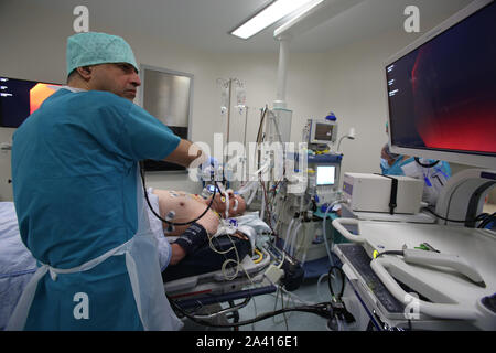 23 décembre 2018 : Manosque, France. 24 décembre 2019. Un homme dans un état très critique a une opération dans un bloc opératoire à l'hôpital Louis Raffalli à Manosque, dans le sud-est de la France. L'hôpital de Manosque est extrêmement occupé car la ville est entourée de villages sans leurs propres hôpitaux. Service d'urgence et son personnel traitent annuellement environ 35 000 patients Crédit : Louai Barakat/IMAGESLIVE/ZUMA/Alamy Fil Live News Banque D'Images