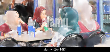 Illustration à l'aquarelle : jeunes femmes vous détendre avec des boissons dans un restaurant de la rue au soleil dans le centre d'Aqaba, au Moyen-Orient Banque D'Images