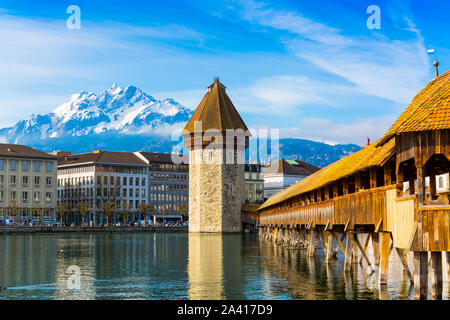 Pont de la chapelle historique Kapellbrucke Waterfront et de repère de Lucerne, Suisse Banque D'Images