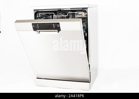 La machine lave-vaisselle pose libre européenne moderne isolé sur fond blanc Banque D'Images