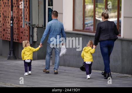 Identiaclly habillé les enfants sont vus marcher avec des adultes à Bydgoszcz, Pologne le 9 octobre 2019. Banque D'Images