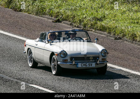 1980 MG B blanche voyageant sur l'autoroute M6 près de Preston dans le Lancashire, Royaume-Uni Banque D'Images