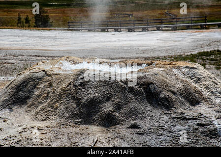 Geyser éponge avant une éruption dans la partie supérieure du bassin du geyser in Yellowstone Banque D'Images