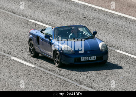 2001 Blue Toyota MR2 Roadster VVTI convertible ; sur l'autoroute M6 près de Preston à Lancashire, Royaume-Uni Banque D'Images