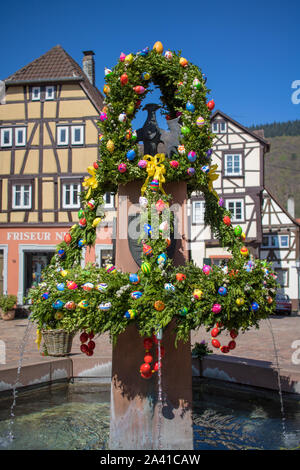 Neckargemuend, Allemagne - le 9 avril 2017 : décoration de Pâques à une fontaine sur la place du marché historique de Neckargemünd, une ville près de Heidelberg, Allemand Banque D'Images