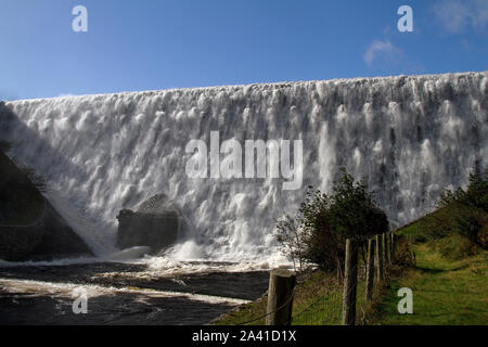 Caban Coch barrage dans la vallée de l'Elan dans le plein débit après les fortes pluies d'octobre 2019 Banque D'Images