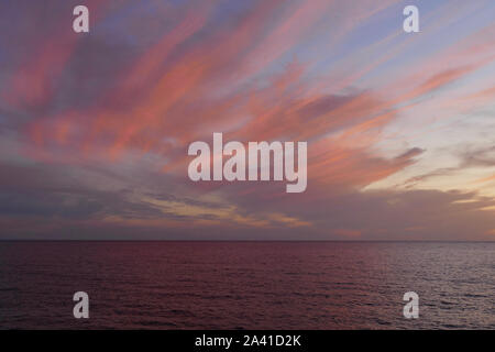 Coucher du soleil à Alghero, Sardaigne, Italie. Seascape colorés sur une nuit d'été. Banque D'Images