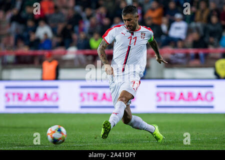 Novi Sad, Serbie. 10 Oct, 2019. Aleksandar Kolarov de la Serbie passe le ballon. Credit : Nikola Krstic/Alamy Live News Banque D'Images