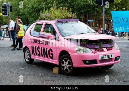 Extinction de l'été manifestations rébellion soulèvement à Bristol le 18 juillet 2019 - les manifestants voiture parc plein de plantes en route près de Bristol, Bristol Bridge Banque D'Images