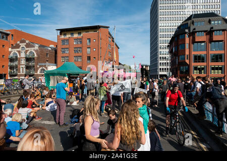 Extinction de l'été manifestations rébellion soulèvement à Bristol le 18 juillet 2019 - les protestataires qui occupent le pont de Bristol, Bristol, Royaume-Uni, avec voile et band Banque D'Images