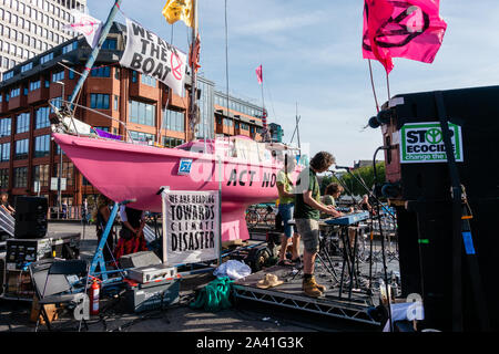 Extinction de l'été manifestations rébellion soulèvement à Bristol le 18 juillet 2019 - les protestataires qui occupent le pont de Bristol, Bristol, Royaume-Uni, avec voile et band Banque D'Images