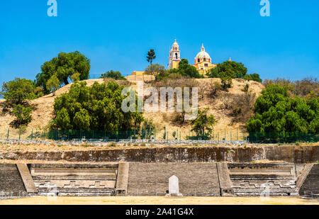 La Grande Pyramide et l'Our Lady of Remedies Church à Cholula, Mexique Banque D'Images