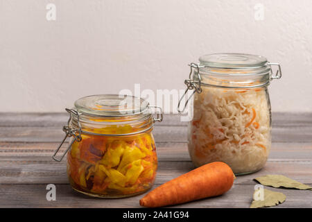 En conserve maison à la carotte chou en pots avec les feuilles de laurier sur une table en bois. Style rustique Banque D'Images