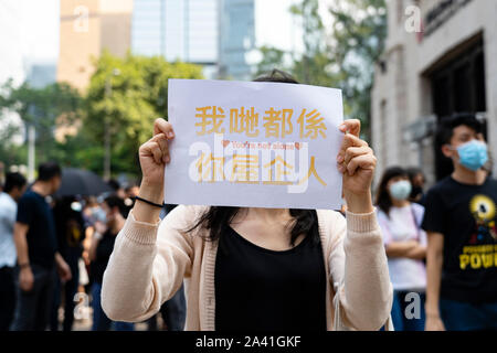 Hong Kong, Chine. 11 octobre 2019. Midi flash mob démonstration par des manifestants pro-démocratie en Chater Square , à Hong Kong. Les manifestants se sont rassemblés pour protester contre le traitement des personnes arrêtées par la police au cours de manifestations pour la démocratie dans les 4 derniers mois. Police a menacé d'arrêter la démonstration mais il a adopté de manière pacifique et a conclu avec mars dans les rues de la ville . Iain Masterton/Alamy Live News. Banque D'Images