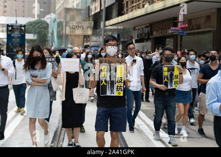 Hong Kong, Chine. 11 octobre 2019. Midi flash mob démonstration par des manifestants pro-démocratie en Chater Square , à Hong Kong. Les manifestants se sont rassemblés pour protester contre le traitement des personnes arrêtées par la police au cours de manifestations pour la démocratie dans les 4 derniers mois. Police a menacé d'arrêter la démonstration mais il a adopté de manière pacifique et a conclu avec mars dans les rues de la ville . Iain Masterton/Alamy Live News. Banque D'Images