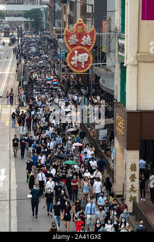 Hong Kong, Chine. 11 octobre 2019. Midi flash mob démonstration par des manifestants pro-démocratie en Chater Square , à Hong Kong. Les manifestants se sont rassemblés pour protester contre le traitement des personnes arrêtées par la police au cours de manifestations pour la démocratie dans les 4 derniers mois. Police a menacé d'arrêter la démonstration mais il a adopté de manière pacifique et a conclu avec mars dans les rues de la ville . Iain Masterton/Alamy Live News. Banque D'Images