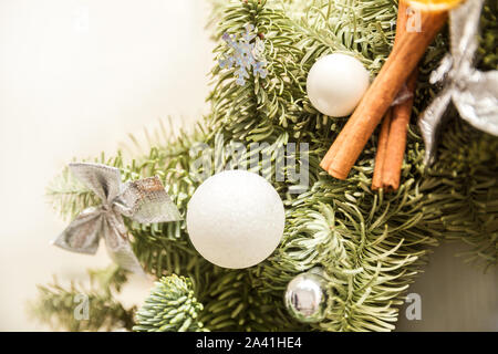 Fragment d'une couronne de Noël de branches de sapin décoré de boules, bâton de cannelle, les arcs et les flocons Banque D'Images